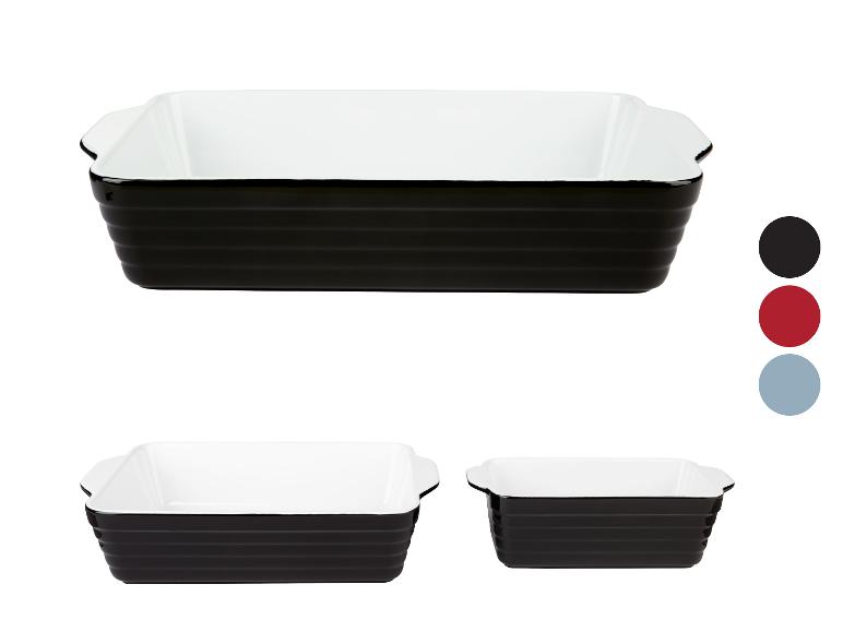 Drie keramische bakvormen in zwart en wit.