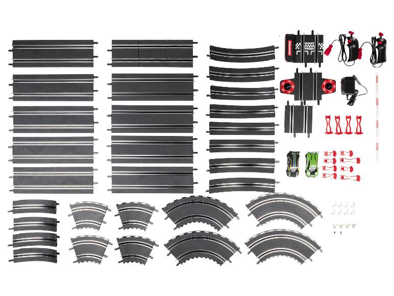 Carrera racebaan met rechte baandelen, bochten, auto's en controllers.