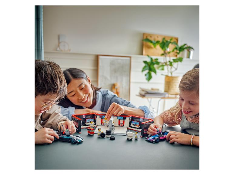 Drie mensen spelen met LEGO Speed Champions raceauto's en een garage.