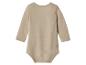 Beige babyromper met lange mouwen en ronde hals.