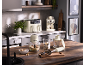 Moderne keuken met airfryer, espressomachine, hakmolen en staafmixer in crèmekleur.