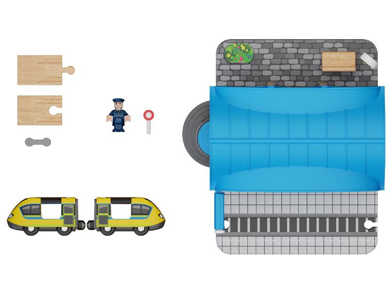 Houten speelgoedtreinset met rails, locomotief, wagons en figuren.