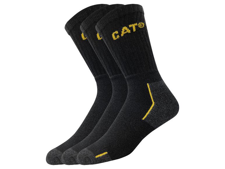 Drie paar zwarte CAT® sokken met gele details.