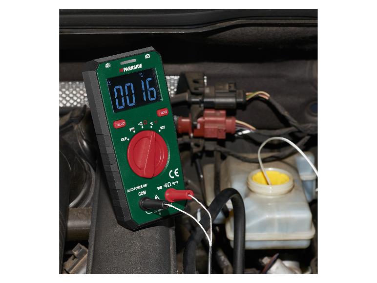 Digitale multimeter toont 16°C, gebruikt in een motorruimte.