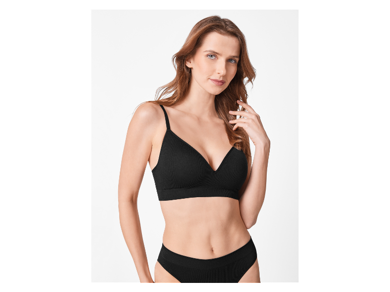 Model in zwarte kanten bh en slip.