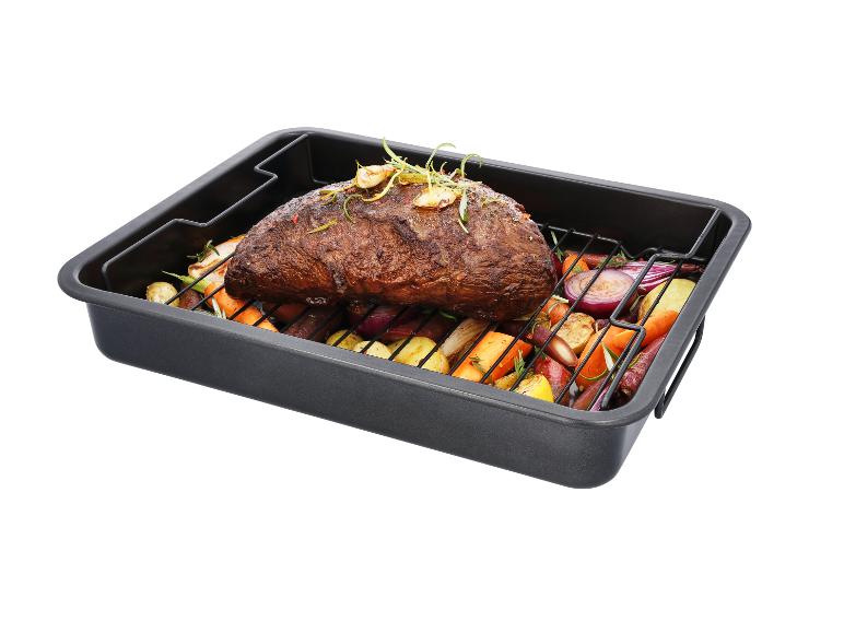 Rundergebraad met groenten in een zwarte braadslede
