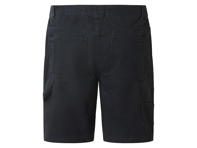 Zwarte werkshorts met zakken en stikseldetails, achteraanzicht.