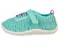 Turquoise kinderschoenen met veters en klittenbandsluiting.