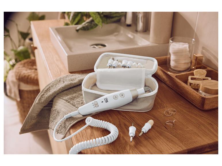 Cien Beauty manicure- en pedicureset met opzetstukken in een badkamer.