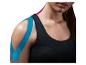 Vrouw met blauwe kinesiologietape op schouder en roze tape op nek.