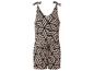 Een beige jumpsuit met zwart geometrisch patroon.