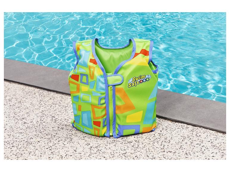 Zwemvest Swim Safe voor kinderen bij een zwembad.