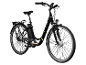 Zwarte elektrische stadsfiets met lage instap en bagagedrager achter.