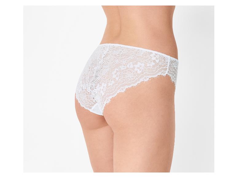 Witte kanten slip op een model, zijaanzicht.
