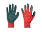 Een paar rood-groene werkhandschoenen met antislipcoating en veiligheidsmarkeringen.