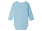 Een lichtblauwe babybody met lange mouwen.
