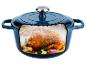Blauwe braadpan met doorsnede, gevuld met gebraden kip, knoflook en kruiden.