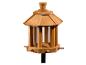 Houten vogelvoederhuisje met zeshoekig dak en zitstokken, gemonteerd op een zwarte paal.