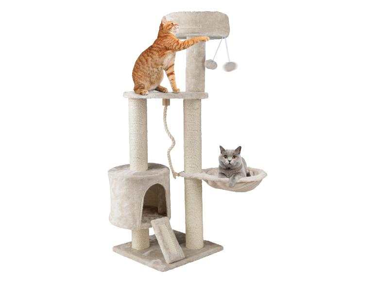 Twee katten spelen op een beige krabpaal.