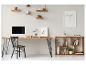 Thuiswerkplek met houten bureau, zwarte stoel, computer en decoratieve planken.