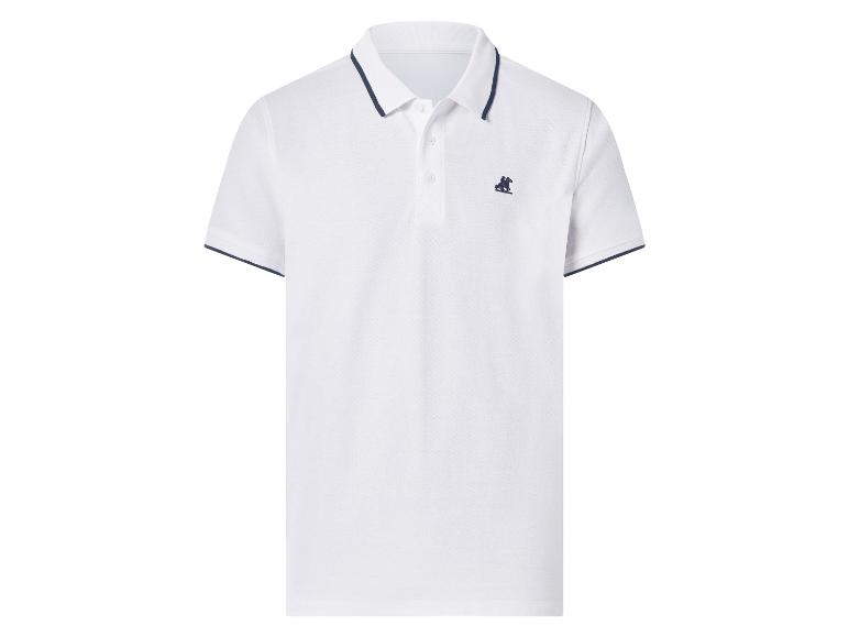 Wit poloshirt met korte mouwen, donkerblauwe bies op de kraag en mouwen, en een klein logo.