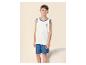 Jongen in wit mouwloos shirt met blauwe print en blauwe korte broek
