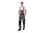 Man in grijze overall en wit T-shirt