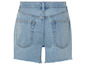 Een paar blauwe denim shorts met franjes.