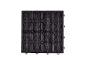 Zwarte modulaire kunststof vloertegel met een rasterpatroon