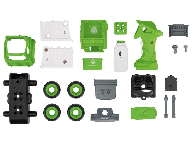 Diverse groene en witte speelgoedonderdelen voor een vuilniswagenset, inclusief carrosserie, wielen en afstandsbediening.
