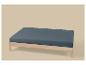 Licht houten bedframe met donkerblauw matras op een beige achtergrond.