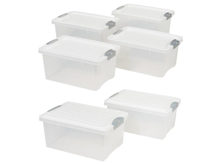 Vijf doorzichtige opbergbakken met deksels.