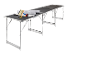 Opvouwbare behangtafel met kwast, meetlint en rol behang.