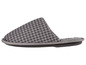 Grijze pantoffels met ruitpatroon.