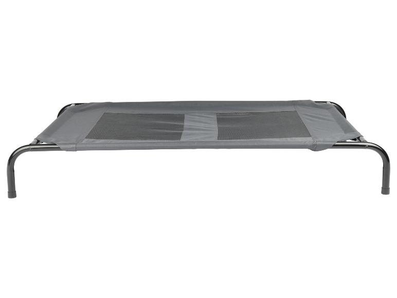 Verhoogd hondenbed met metalen frame en grijze stof.