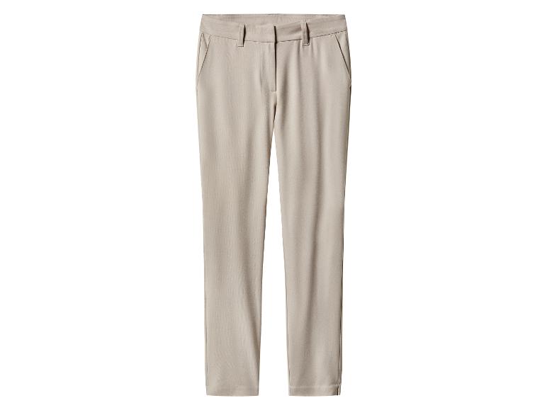 Een lichtbeige damesbroek met een platte voorkant en zijzakken.