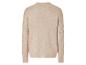 Beige gebreide trui met een kabelpatroon op de mouwen.