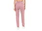 Roze joggingbroek voor dames met elastische tailleband en achterzak, gecombineerd met witte sneakers.