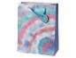 Cadeautas met tie-dye patroon in pastelroze, blauw en turquoise, met een blauw linten handvat.