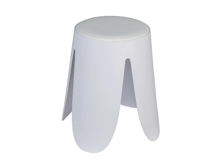 Een witte plastic kruk met een zacht kussen.