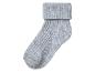 Een grijze sok met een geribbelde boord.