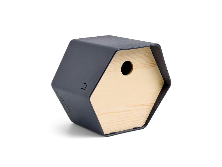Zeshoekig vogelhuisje met een donkergrijze buitenkant en een licht houten front.