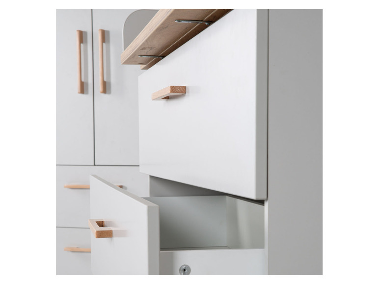 Witte ladekast met houten handgrepen