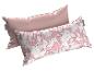 Twee roze rechthoekige kussens, één effen en één met een wit en roze bloemenpatroon.