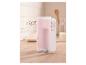 Roze SilverCrest handmixer op een houten aanrecht met een kom bloem en melk.