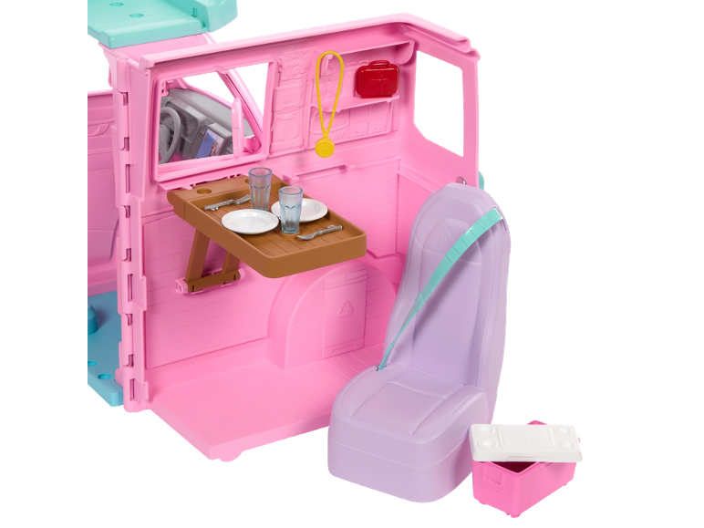 Roze speelgoedcamper met eettafel, stoel en accessoires.