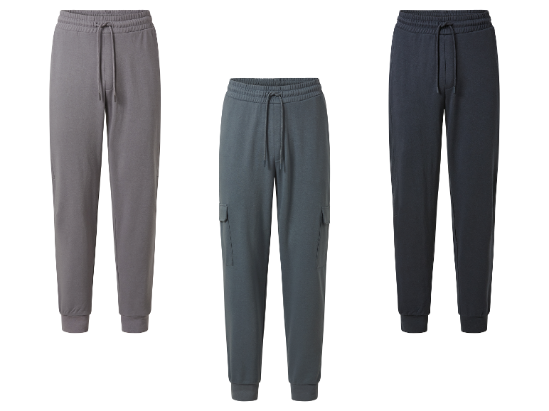 Drie joggingbroeken in verschillende kleuren.