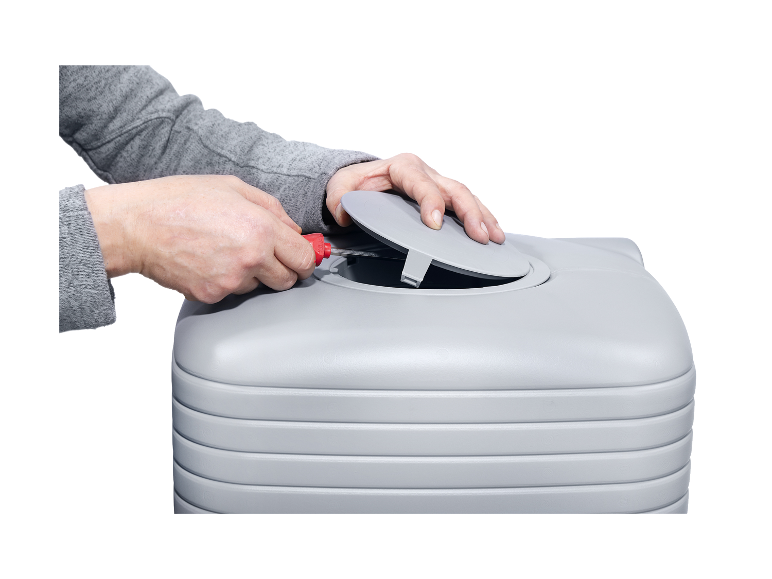 Iemand opent het deksel van een grijze watertank.
