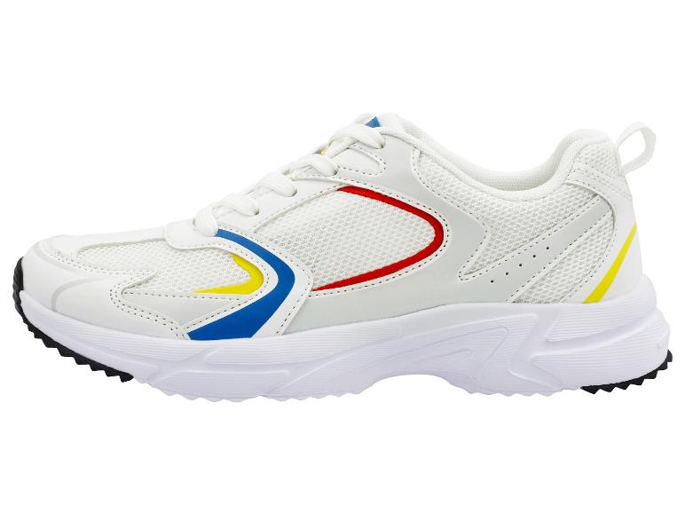 Witte sportschoenen met kleurrijke accenten, van de zijkant zichtbaar.
