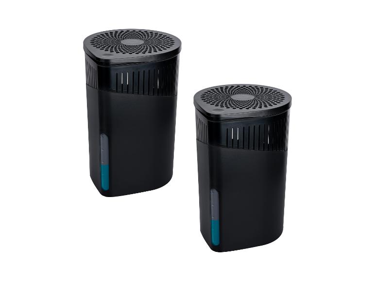 Twee compacte zwarte luchtontvochtigers op een witte achtergrond.